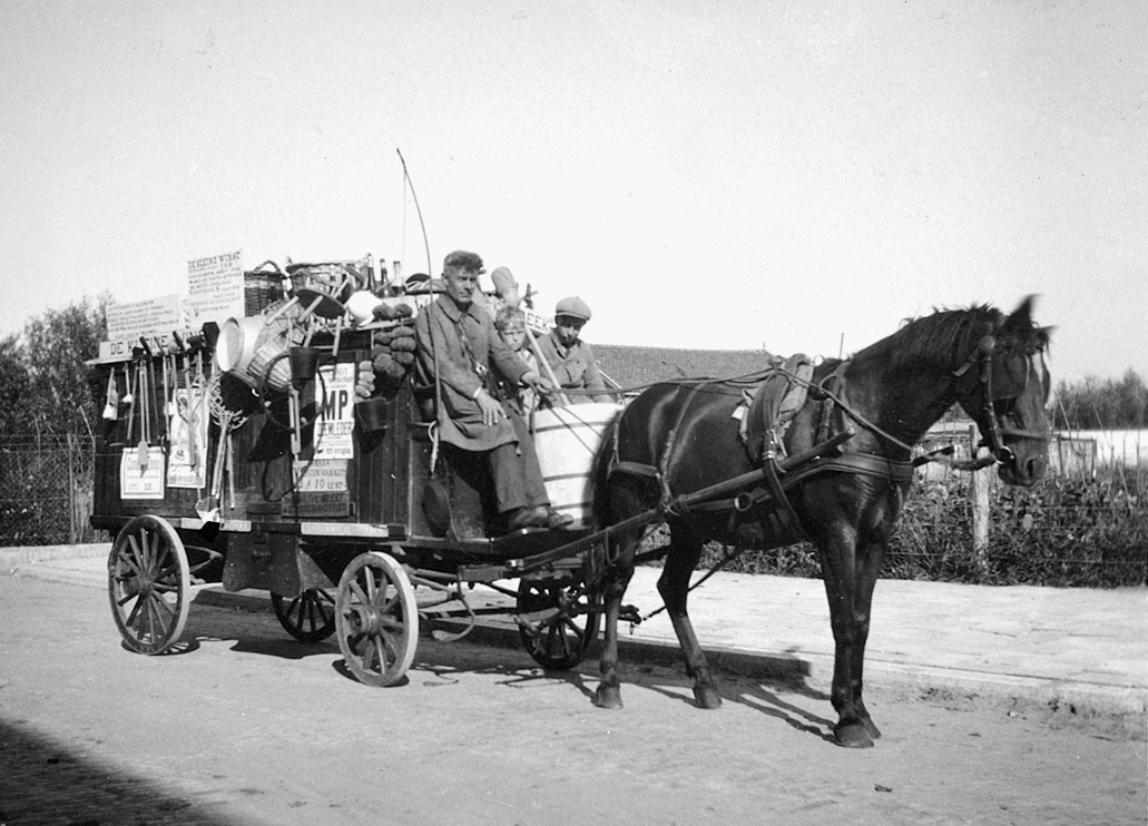 Zand Zeep en Sodaboer. W. Schellebeek met knecht Jo Ommering in de Groen van Prinsterenstraat. Vlaardingen. Foto Collectie Streekmuseum